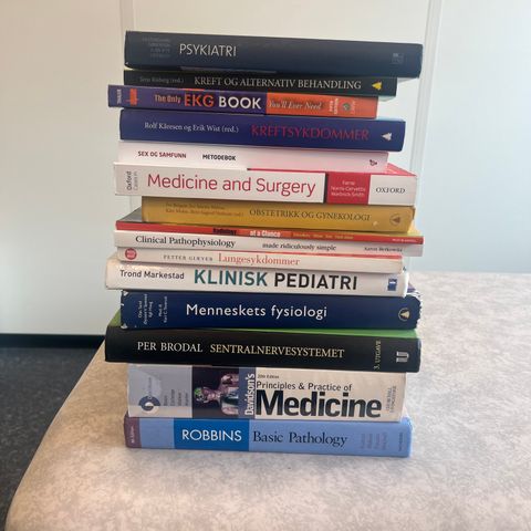 Bøker til medisinstudiet selges rimelig