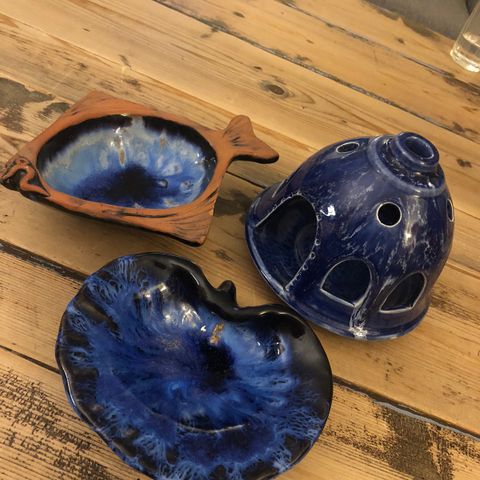 Håndlaget blå keramikk. Arctic Workshop. Telysestake/ lykt. Skjell og fisk skål.
