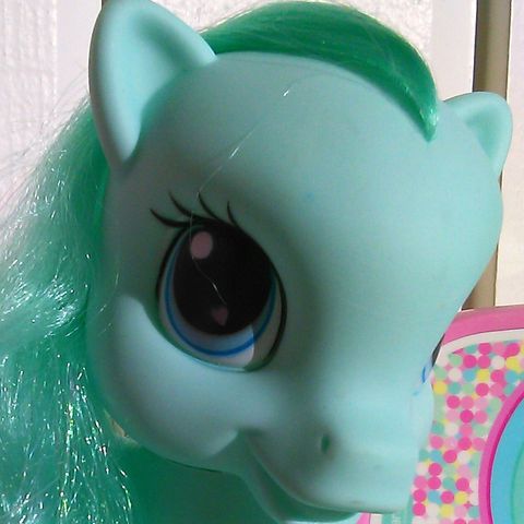 Stor My Little Pony. Umerket, men veldig blid og søt. :)