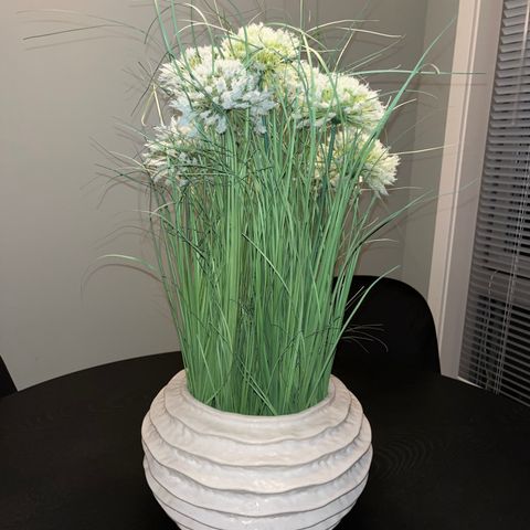 Vase og blomster fra Kremmerhuset