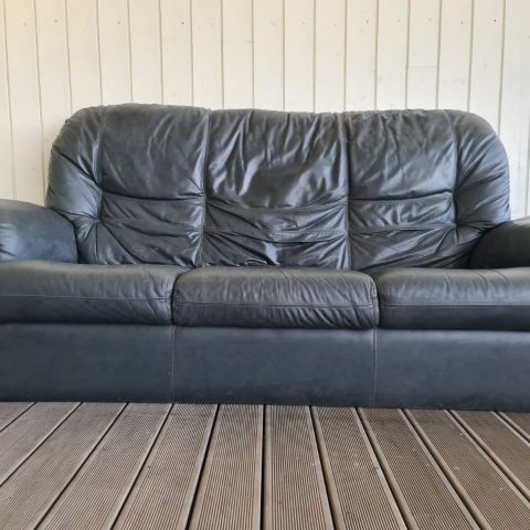 Selger 3-seter sofa i skinn.