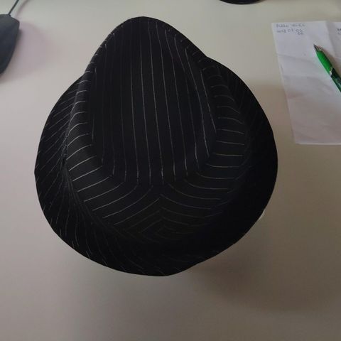 Klassisk hatt til dame, 56/58 cm.