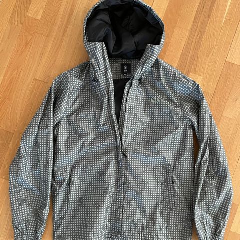 Qilo vannavstøtende windbreaker str M - Camo Desert Night