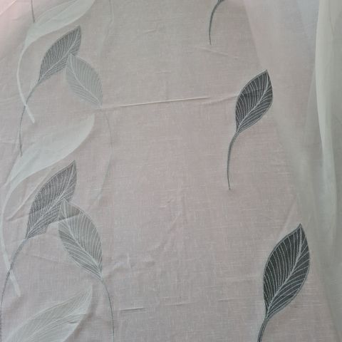 2 vakre gardiner fra Nova Textile, hvit med grått bladmønster.