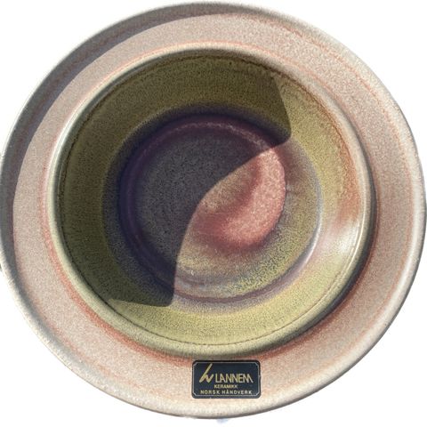 Tallerken fra Lannem Keramikk- grønn/rosa