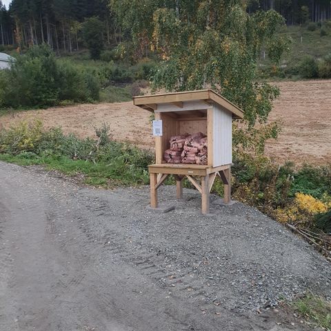 Sjølplukk av ved og strøgrus