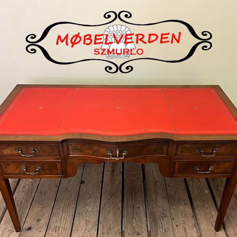 Renovert engelsk skrivebord i chesterfield stil