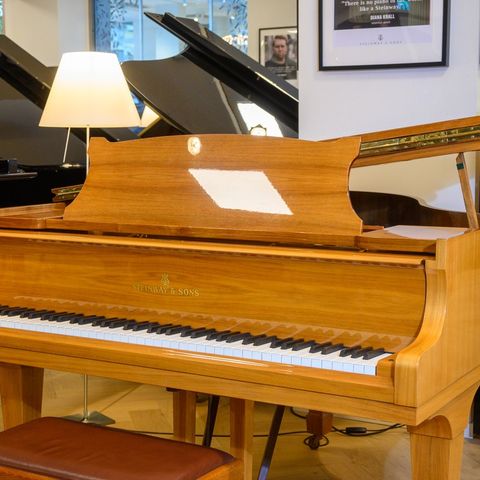 Steinway & Sons S-155 flygel