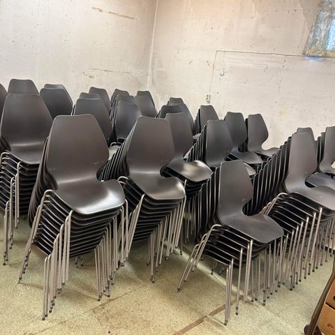 Stort parti med City-stoler designet av Øivind Iversen
