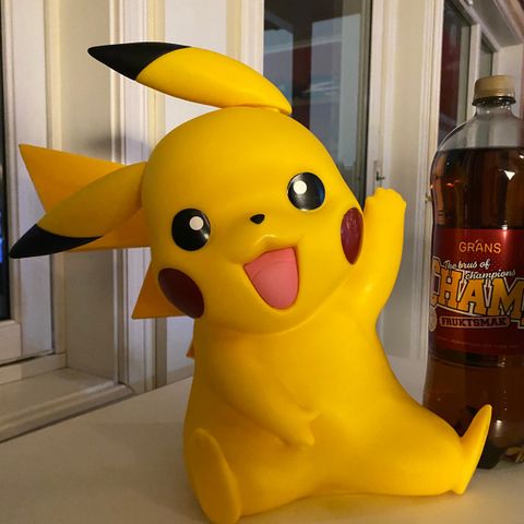 Pikachu 1:1 figur i plast