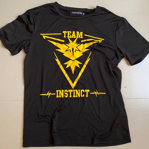 Pent brukt Pokemon Go Team Instinct t-shirt str 170