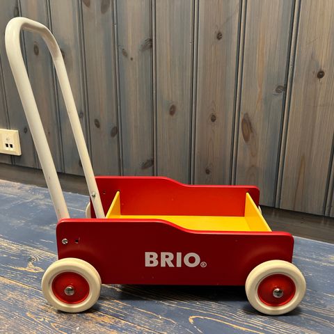 Rød og gul gåvogn fra Brio
