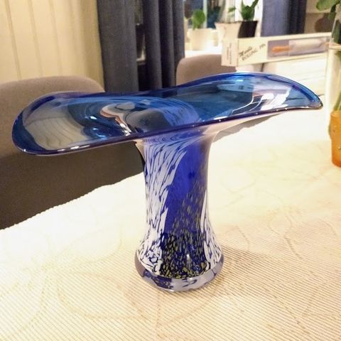 Kantarell vase, blå kunstglass vase