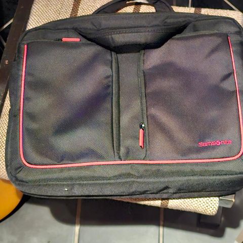 Selger en ny Samsonite PC bag!