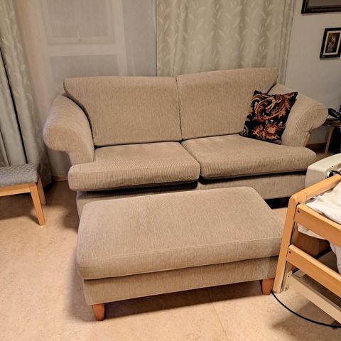 Sofa- toseter med puff i nøytral farge og praktisk størrelse.