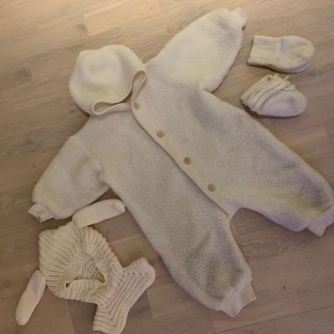 Nøstebarn ullfleece dress, babysokker, votter og strikket lue - str. 74/80