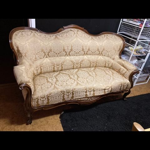 Nydelig elegant gammel sofa