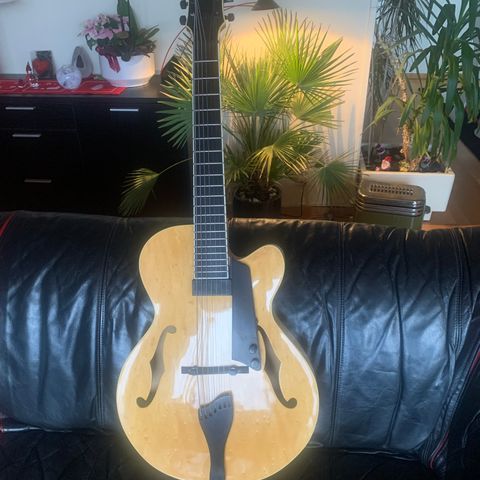 Dale Unger "American Dream"  7-string 16" archtop gitar til salgs