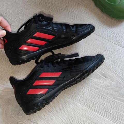 Adidas Fotball sko str 33