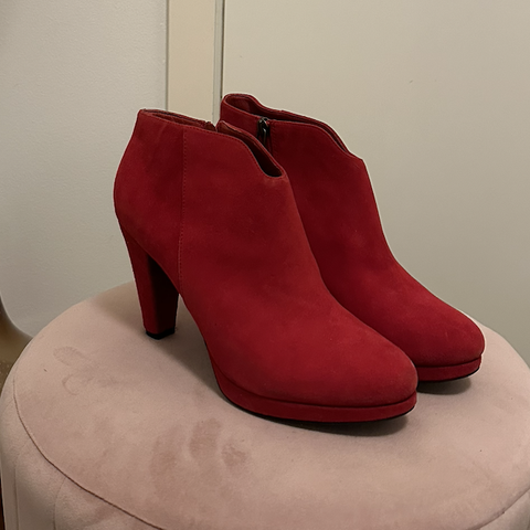 Nydelige, røde sko fra Tamaris, høyhelte med glidelås