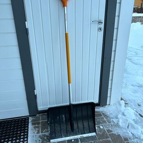 Fiskars snøskuffe ikke brukt selges billig.