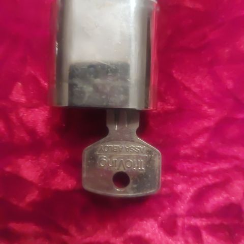 Trioving sylinder med knappevrider og låsesylinder med 1 nøkkel