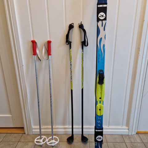 Ski 120 cm, staver 85/95/100 cm, skisko str 26/27/33, enkeltstav 100/115/140 cm