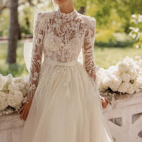 Vakker Brudekjole med lange ermer fra Luce Sposa