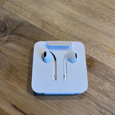 Original Apple EarPods med Lightning-tilkobling