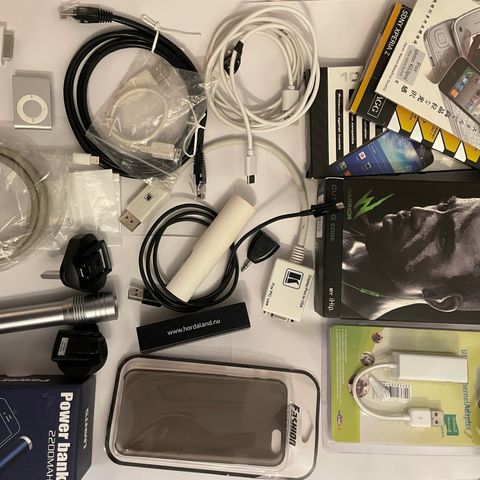 iPhone, Samsung, Sony - kasse med kabler, plugger, earphones, power banker etc