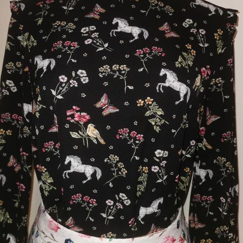 Nydelig sett UK 10 Bluse S/M og skjørt 38 Hester, fugler, blomste, magiske