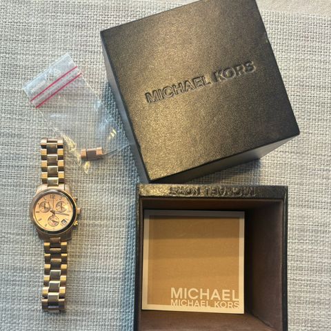 NY PRIS! Michael Kors dameklokke. Runway Rosegullfarget/Rose-gulltonet. NY PRIS!