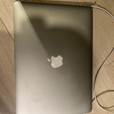 Macbook air 2011 med lader. (Oppgradert programvare)