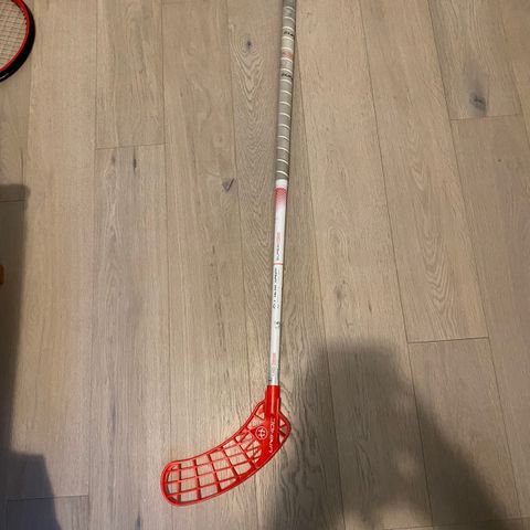 UNIHOC ICONIC SUPERSKIN MID 30 WHITE/RED INNEBANDYKØLLE