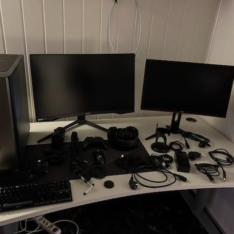 Gaming set-up med masse tilbehør