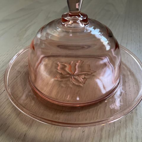 Retro / vintage pressglass. Gammel vakker steklokke i rosa glass