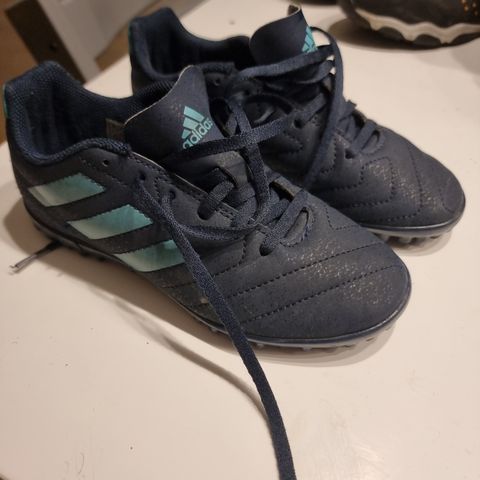 Adidas Fotball sko til barn, str 34