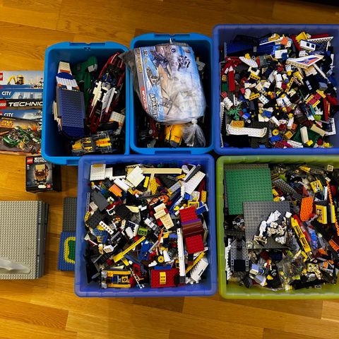 Lego usortert ca 27 kg med veier, tegninger, byggebrett mm.