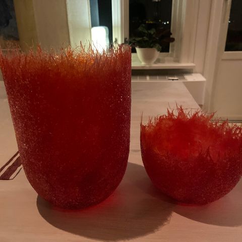 To stk røde vaser/potter