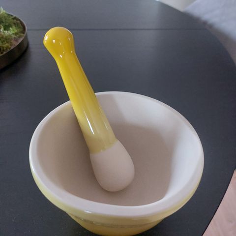 Le Creuset - mørtel og pestel gul - mortar og pestle yellow