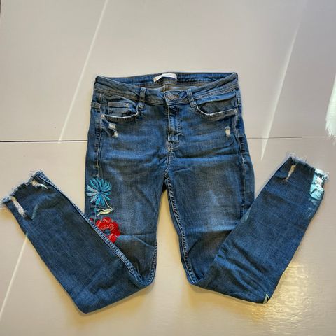 Zara jeans med blomstermønster (Str. 38)