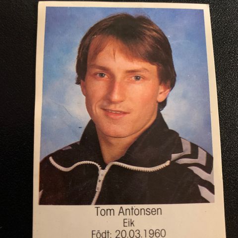 Tom Antonsen 20.03.1960 Eik Tønsberg 1983 Fotballkort Fotballklistremerke