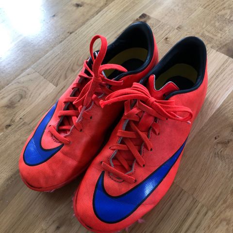 Fotballsko str 34, 35.5 og 36.5 (Nike)