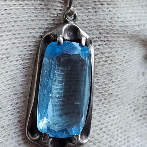 Eldre smykke i sølv med blå stein