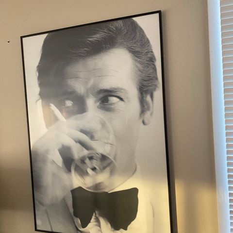 Flott sort hvitt Roger Moore vintage i ramme 70*100.Boligs