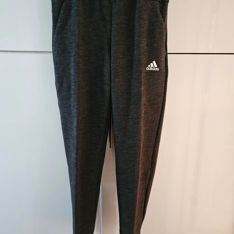 Adidas joggebukse str. 152