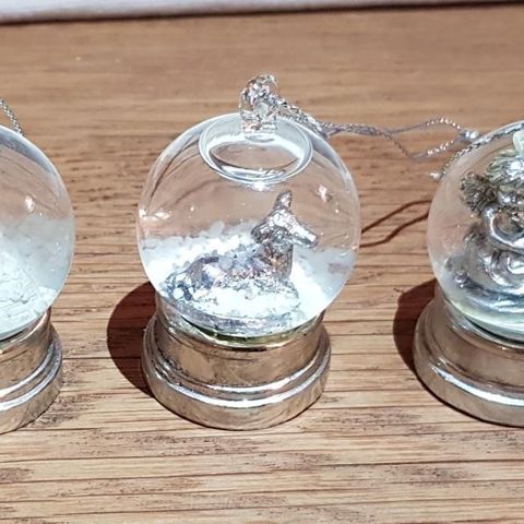 5 lekre sølv snøkuler til juletre el.lignende.