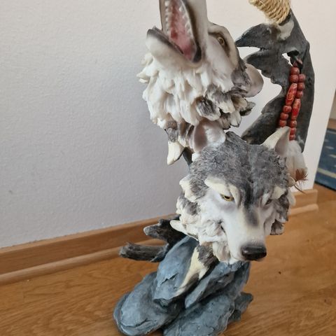 Skulptur med 2 ulvehoder