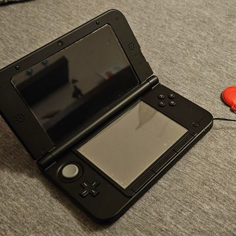 Nintendo 3DS XL med inkl. 8 stk spill, eske og strømforsyning