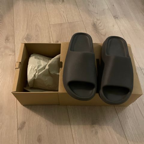 yeezy slides